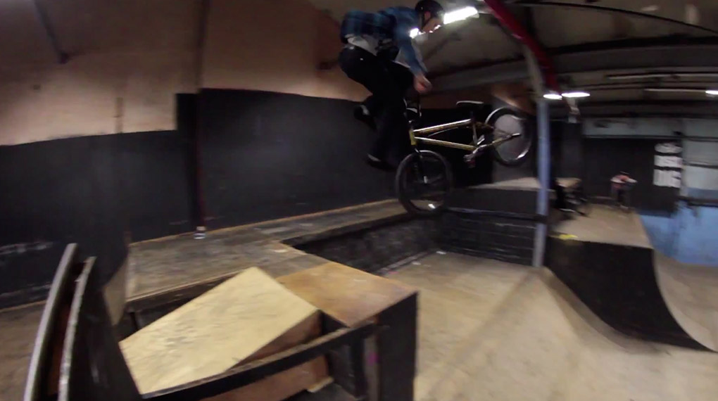 Jason Phelan, Isaac Lesser und Olly Rendle sind dem vorweihnachtlichen Stress entflohen und haben zusammen ein paar Runden in der Unit 23 Halle gedreht.