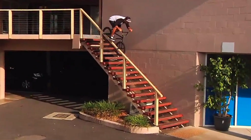 Juan Pablo Chavez grindet auf seinen Stahlpegs einmal kreuz und quer durch Australien. Hier ist sein Welcome-Edit für Fitbikeco.