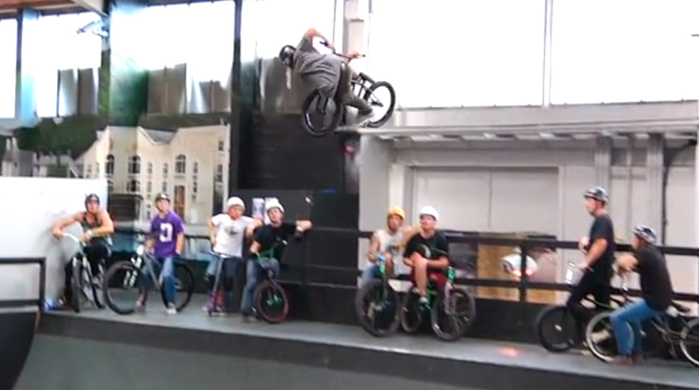 Nur wenige Fahrer können einen Videopart zu einem Metallica-Song filmen. Kris Fox ist definitiv einer dieser wenigen Auserwählten.