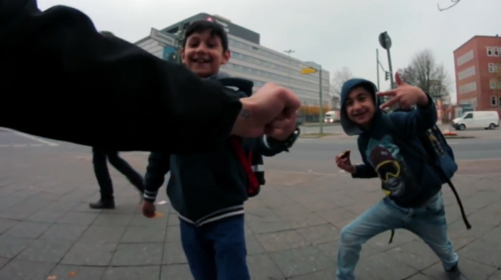 Ob rechts oder links rum ist Markus Lange eigentlich wumpe. Und so fliegt er in diesem Video für Bikers Base Clothing einfach mit Oppo 180s über Handrails.