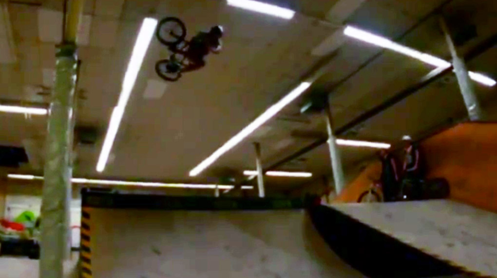 Markus Reuss sitzt nach längerer Verletzungspause endlich wieder im Sattel. In diesem Video kannst du dich davon überzeugen, dass er quasi nix verlernt hat.