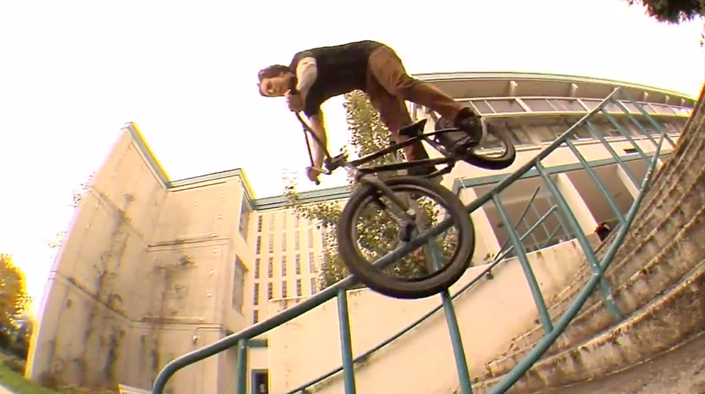 Matt Desson fährt für S&M. Die Firma, die nicht unbedingt für grindlastige Fahrer bekannt ist. Da freut man sich doch umso mehr, wenn man Matt fahren sieht.