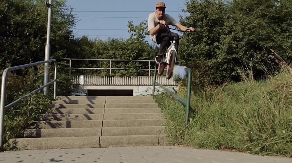 Bei Schotterflechte aus Jena scheut man sich nicht neue Wege zu beschreiten und so ergibt sich ein Video, das bei weitem nicht nur durch Tricks überzeugt.