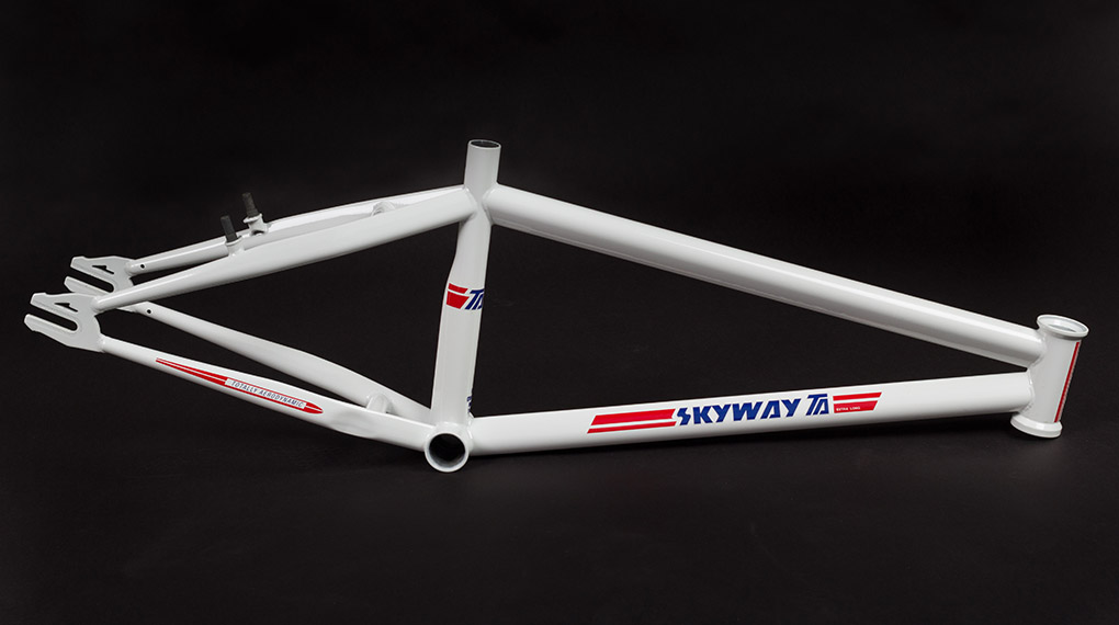 Du bist nicht von gestern und willst trotzdem ein Stück Geschichte fahren? Dann schnell beim Skyway Gewinnspiel mitmachen und ein TA-Rahmenset abstauben!