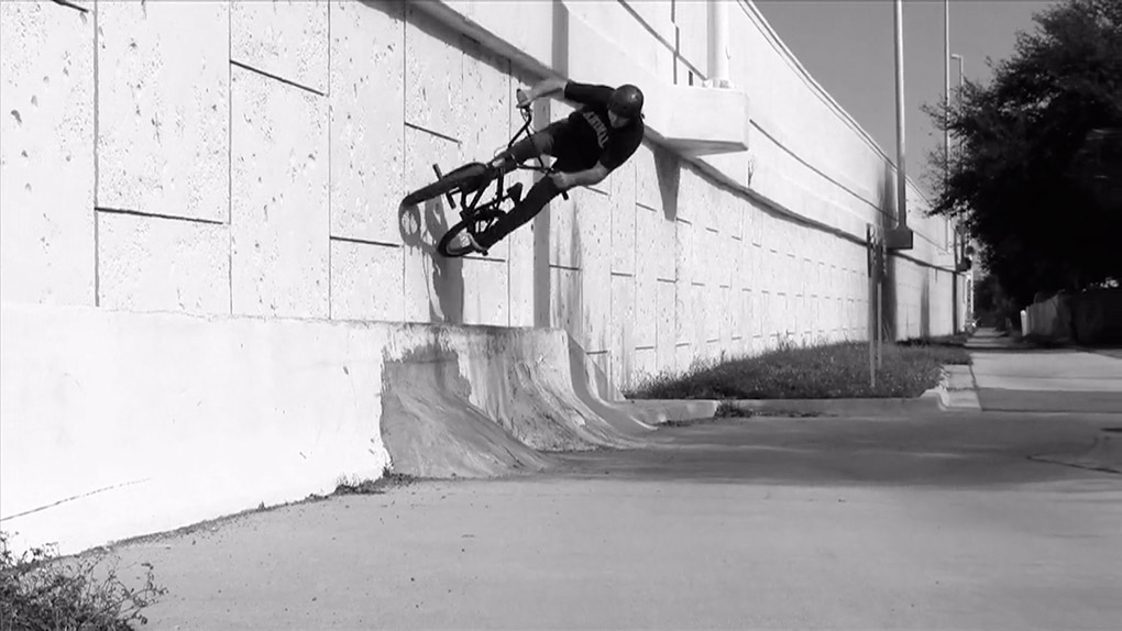 Dem kalten Winterwetter zum Trotz haben Seamus McKeon, Zach Rogers und Phil Jones einige Clips auf den Straßen Atlantas gefilmt.