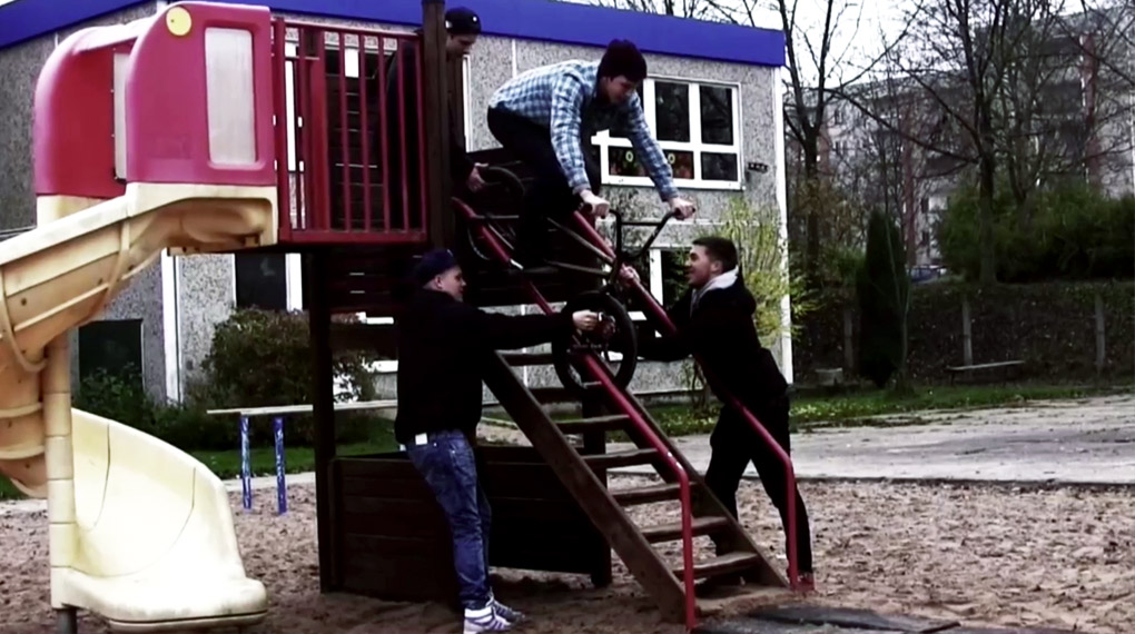 Steffen Kummer hat für dieses unterhaltsame Video die Waffenstadt Suhl in Thüringen unsicher gemacht und dabei eine Extraportion Humor bewiesen.