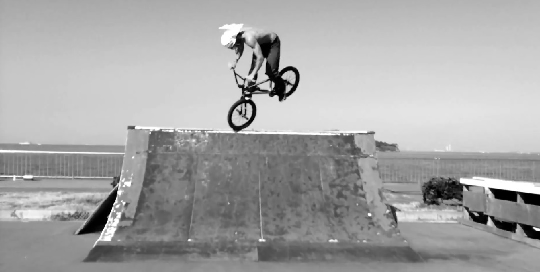 Die beiden Subrosa Teamfahrer Simone Barraco und Lahsaan Kobza haben einen Abstecher nach Japan unternommen und haben dort einen kleinen Edit gefilmt.