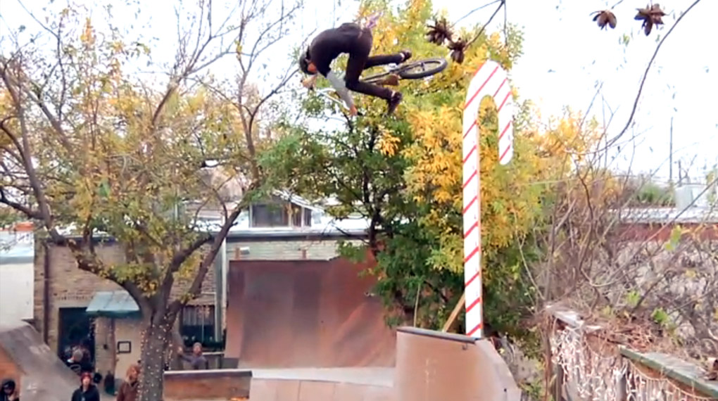 Im Hinterhof des Hauptquartiers von Terrible One in Austin steht die wahrscheinlich beste Minirampe der Welt. Ein perfekter Ort für eine Weihnachtsfeier!