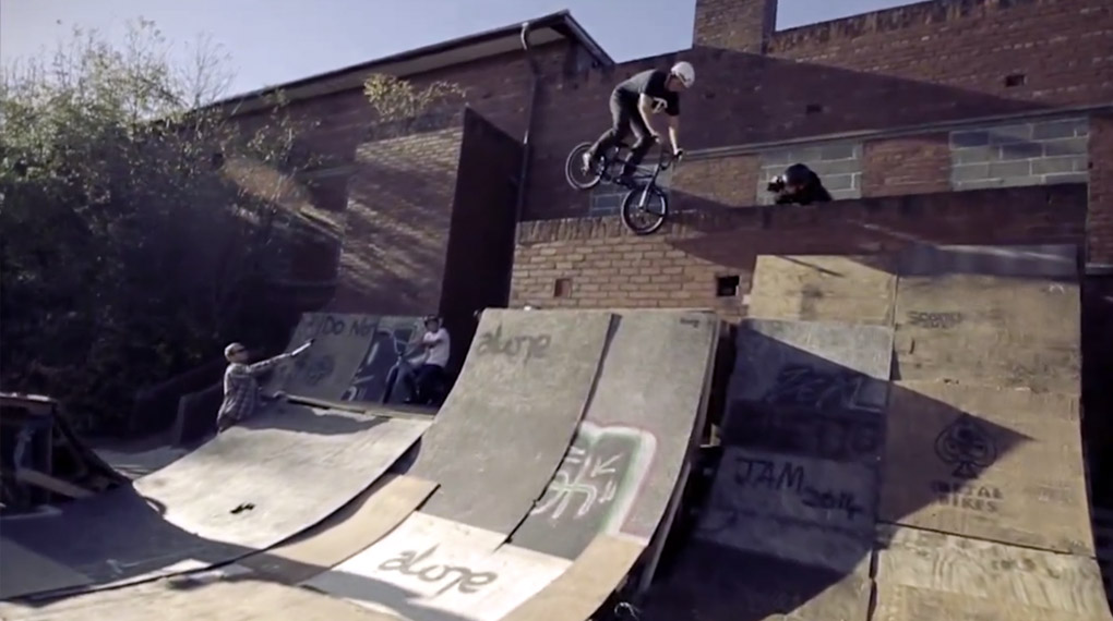 Einen Ghettojam zu veranstalten, ist gar nicht schwer. Die Mannen von Zeal Distribution aus Nordengland gehen mit gutem Beispiel voran. Mehr dazu im Video.