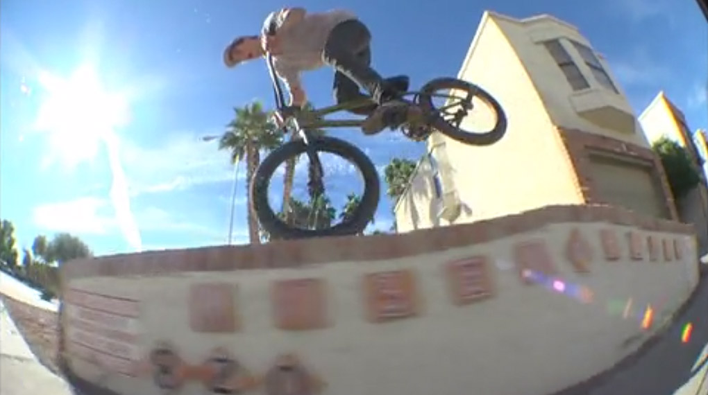 Austin Aughinbaugh macht einen Icepick an einem Double-Kinkrail und und einen Nollie to Wallride als wären das die einfachsten tricks der Welt.