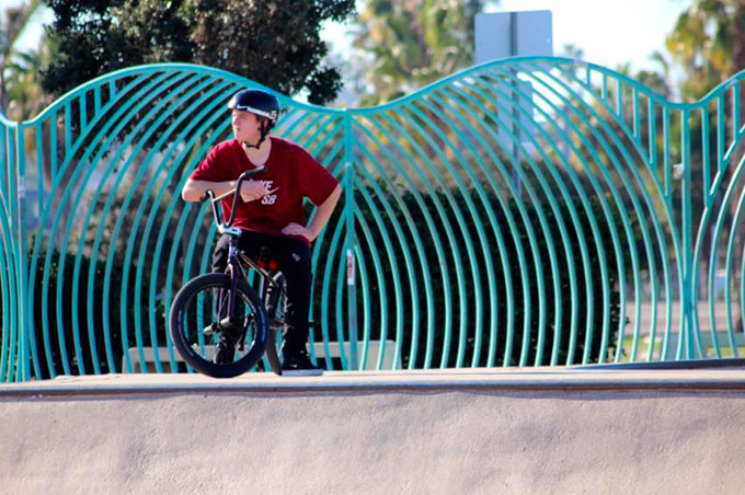 Wie man am Skateparkzaun unschwer erkennen kann, ist dieses Foto von Felix im sonnigen Kaifornien enstanden