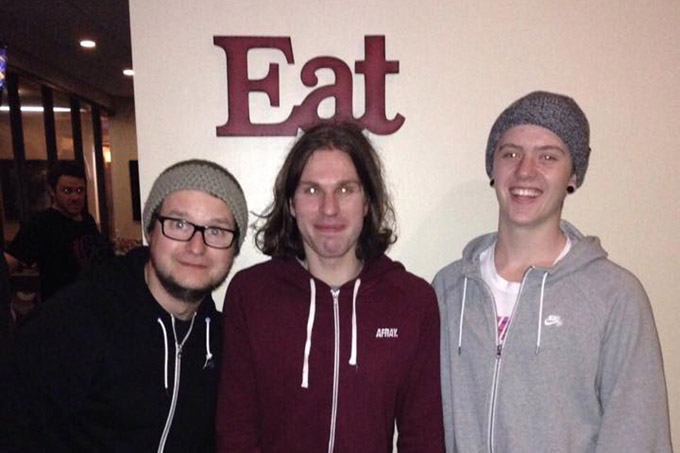 Na, wen haben wir denn da?! Achim Kujawski (links) und Felix Prangenberg (rechts) haben auf ihrem Neujahrstrip nach Kalifornien den USA-Auswanderer Paddy Gross (Mitte) getroffen