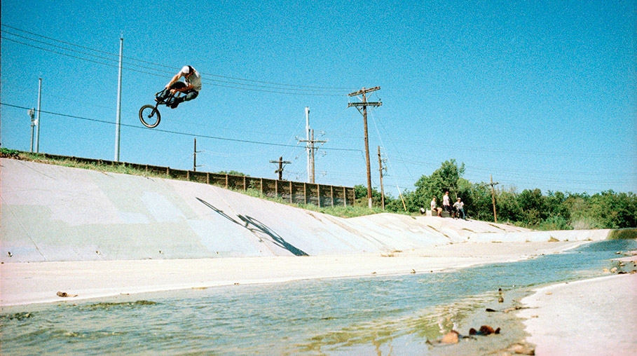 Jordan Hango in Holy Fit! Mehr muss eigentlich nicht gesagt werden. Ein Part, bei dem dir die Kinnlade auf den Boden fällt, angesichts der krassen Tricks.