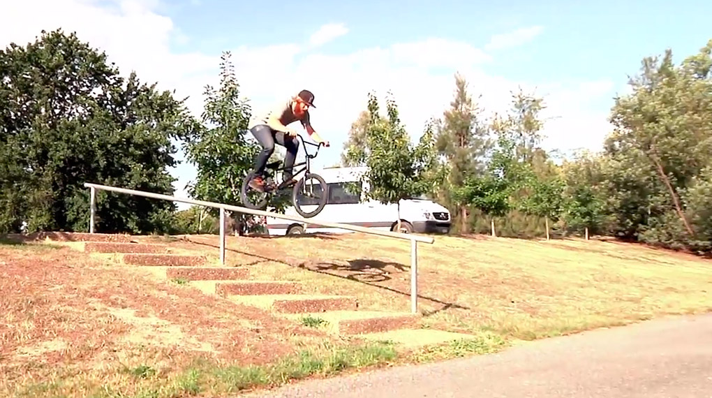 Der Australier Lachy Swanton ist schon seit einiger Zeit für Kink Bikes unterwegs. In seinem neuen Edit zeigt er jede Menge Railrides und Grindcombos.