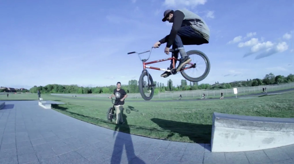 Leon Idubor ist das jüngste Mitglied im Ride-with-Friends-Video und hat jede Menge freshe Lines und neue Tricks auf Lager. Der Young Gun trumpft auf!