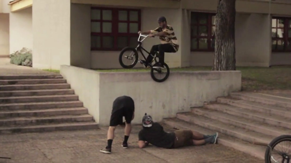 Der französische Federal-Teamfahrer Maxime Terrasson stellt in diesem Video seine Freecoaster- und Grindskills auf den Straßen von Montpellier unter Beweis.