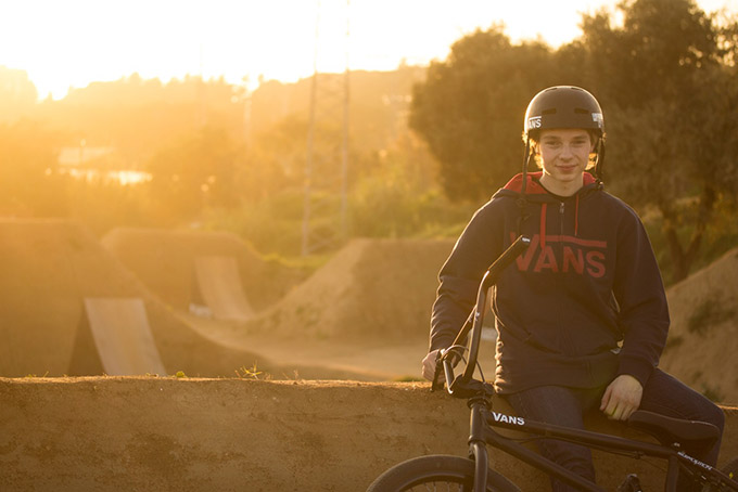 Ähnlich erfolgreich wie die letzte Saison für unseren Dirtfahrer des Jahres endete, beginnt auch die neue: Vans heißt Michael Meisel im Team willkommen.