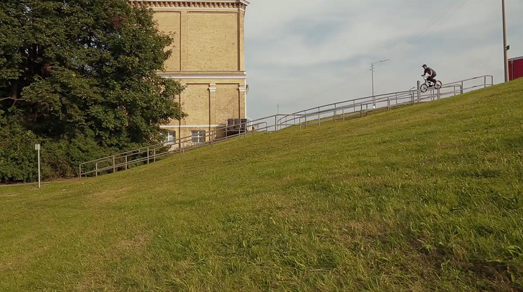 Sas Kaykha ist schon seit Ewigkeiten im BMX-Business. Anlässlich seines 15-jährigen Jubiläums gibt es ein Best-of-Video der besonderen Art. Ganz großes Kino!