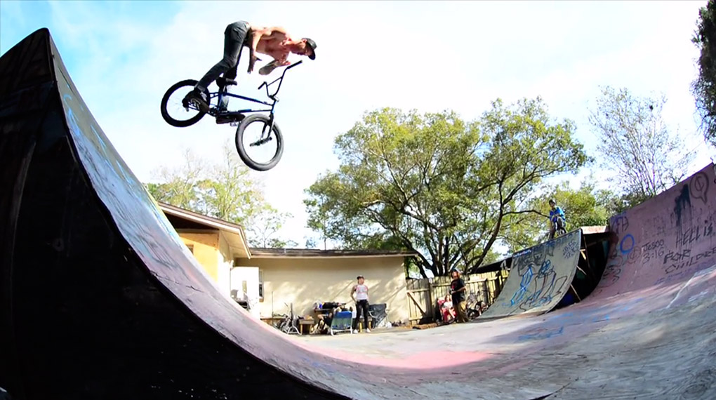 Trey Jones hat ein paar ziemlich abgefahrene Rampen in seinem Garten stehen, da ist es kein Wunder, dass regelmäßig ein paar Freunde zu Besuch kommen.