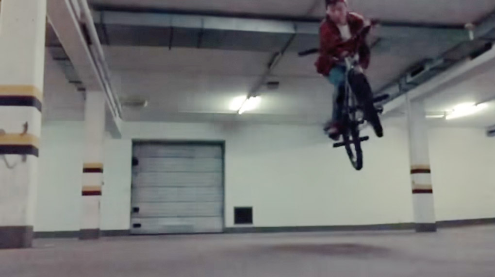 Waldemar Fatkin macht das Beste aus dem Winter und sucht sich einen neuen Spot in einem Parkhaus, wo er auch gleich zeigt, wo der Hammer hängt.