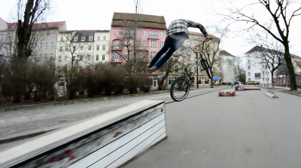 Leservideo: Andrej Mitic hat Christian Ramin, Chris Wolter, David Peuse und Paul Schulze bei einer entspannten Session am Pappelplatz gefilmt.