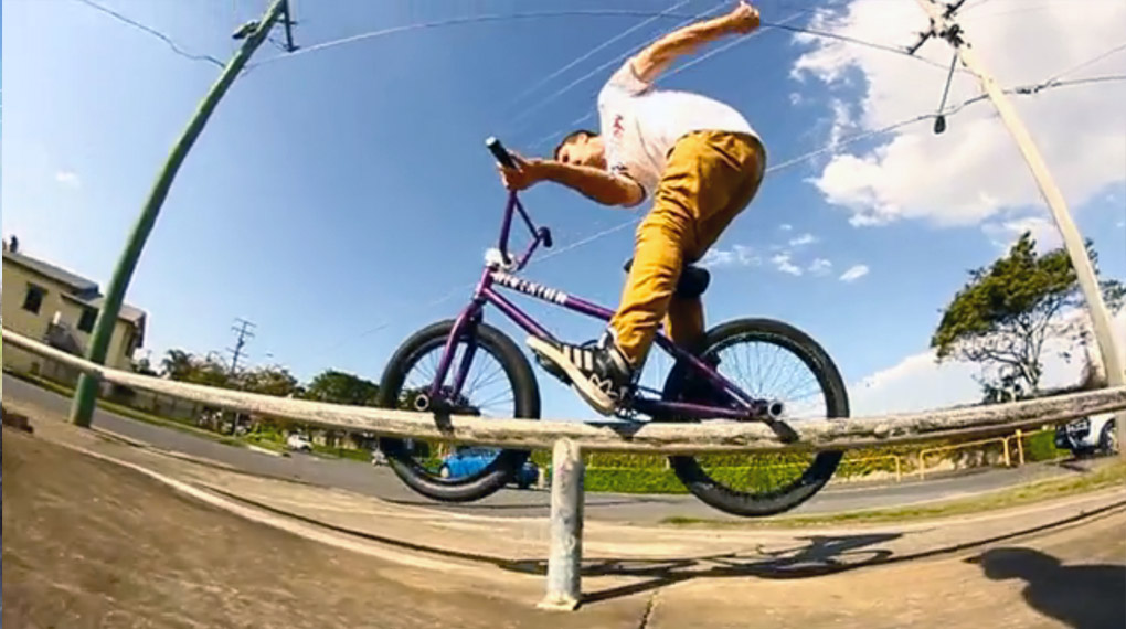 Wenn Kreativität und Mut aufeinandertreffen, ist das Ergebnis meist beste Unterhaltung. Anton Ayres setzt in 