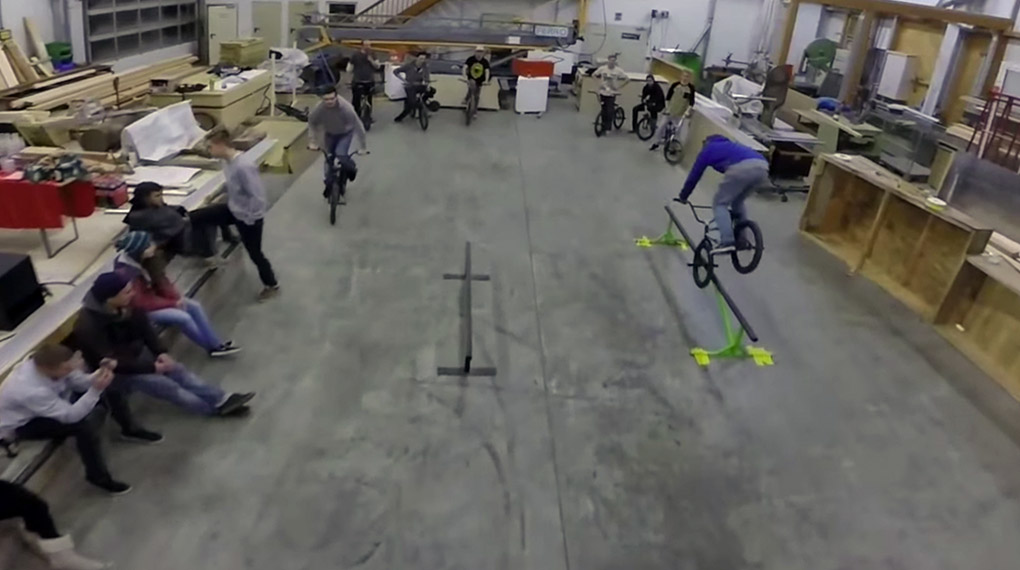 Beim X-Mas Jam 2014 in Heikendorf gab es selbstgebaute Obstacles, Sachpreise von Parano für die besten Tricks und ein Eiswettessen. Mehr dazu im Video.