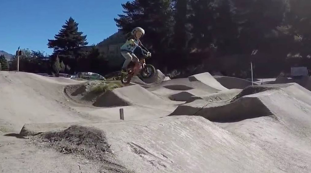 Jake und Theo Riddle sind gerade mal fünf Jahre alt, nehmen auf ihren 12-Zoll-Rädern aber trotzdem schon die Gorge Road Trails in Neuseeland auseinander.