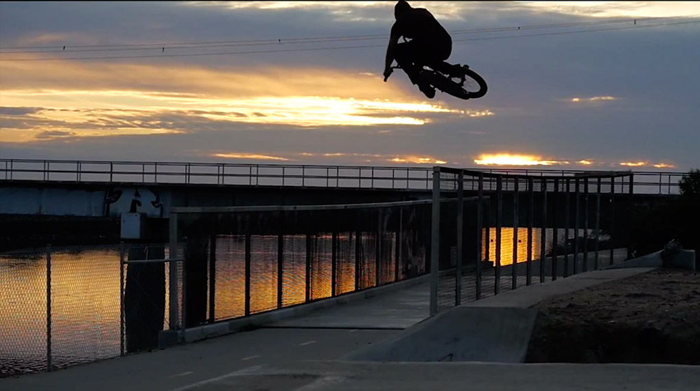 Chad Osburn hat sich einen extralangen Roadtrip gegönnt und hat auf über über 2500 Kilometern jede Menge Buddys getroffen und ist saugute Spots gefahren.