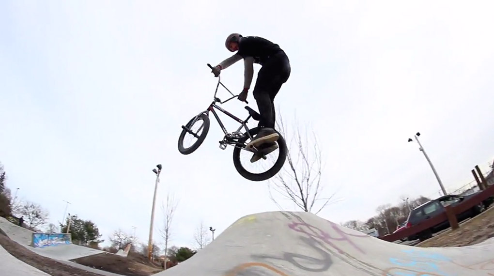 Chris Childs ist allgemein dafür bekannt den Gashan ganz aufzureißen. Ein wenig gemütlicher geht es witterungsbedingt im Winter-Cruisin-Video zur Sache.