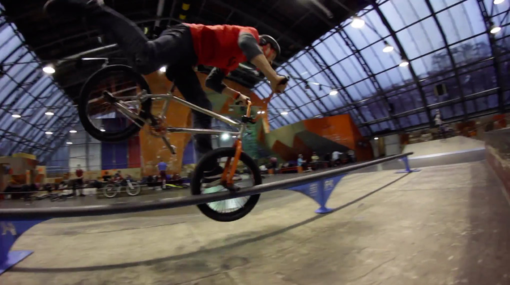 Du denkst, du hast schon alle Tricks gesehen? Weit gefehlt. Dima Osokin und Anton Evstifeev zeigen, was im Bereich des Machbaren liegt. Knaller!