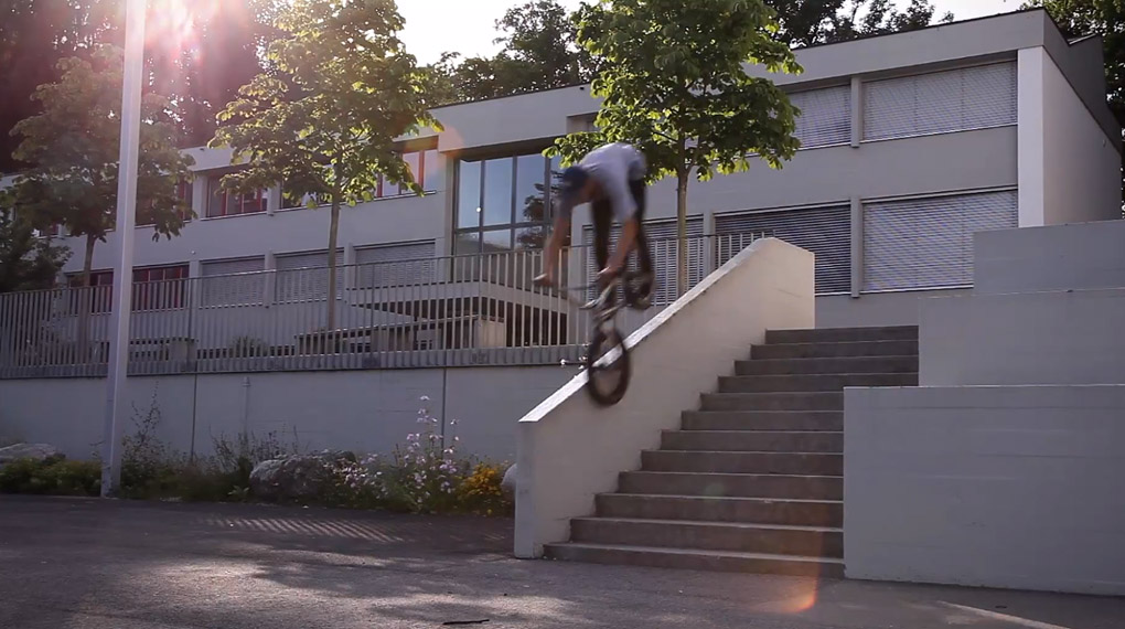Ellis Oswald tut in seinem neuen Edit so, als wäre es gar kein Problem einen Nosemanual über wackelige Holsbalken zu machen.