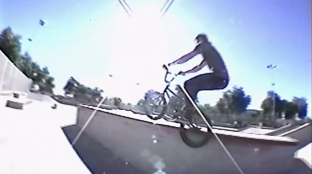 Eric Bahlman hat seinen alten Camcorder ausgegraben und war sechs Monate damit unterwegs. Aufnahmen wie vor der Jahrtausendwende und Knallertricks!