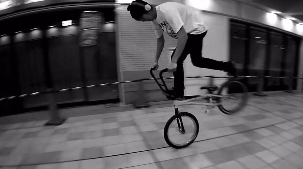 Der japanische Flatlander Forkone experimentiert in diesem Video mit einem ungewöhnlichen Lenker – und das Ergebnis ist wirklich beeindruckend!