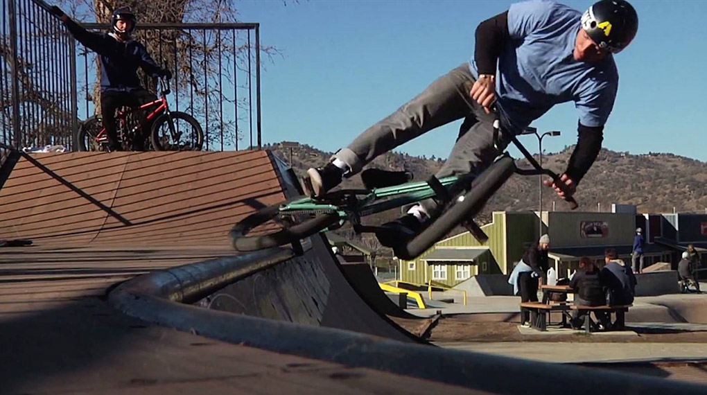 Gary Young erklärt, wie er am liebsten Downside Icepick Grinds macht und führt diese an den verschiedensten Obstacles im Woddward West Winter Camp vor.