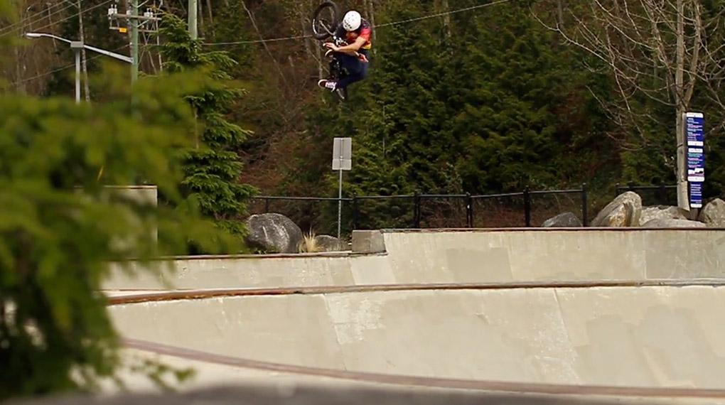 Der Neuzugang im Deluxe-Team James Van De Kamp jagt sich aus jeder Transition, so hoch es nur geht. Saugute Tabletops und den Gashahn weit aufgedreht.