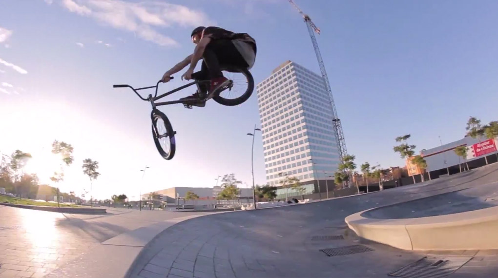 Bevor es für ihn weiter nach Kalifornien ging, hat Jonas Bader noch schnell Welcome-Edit für den kunstform?! BMX Shop auf den Straßen von Barcelona gefilmt.