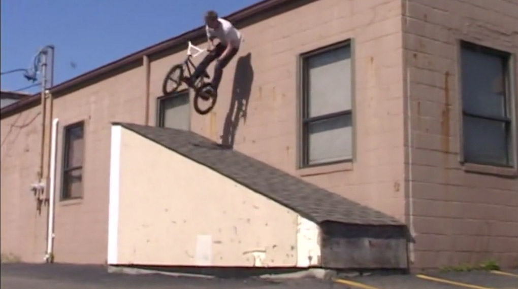 Justin Crofton haut irrwitzige Grindcombos auf den Straßen Long Islands raus und hat dazu noch einen ganz famoses Lied gewählt …