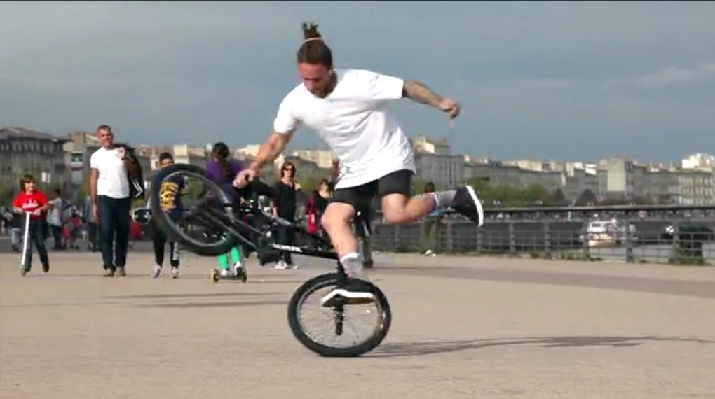 Flatlandpro Kevin Nikulski ist immer unterwegs. Hier ist ein Video von seinem Trip nach Bordeaux, wo er den 