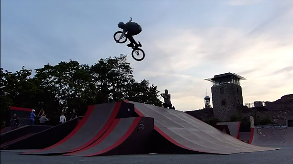 Leservideo: Marco Günther nimmt den Stadtmauer-Park in Darmstadt nach allen Regeln der Kunst auseinander und präsentiert ein megahohes Schwierigkeitslevel.