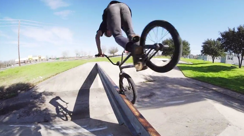 Mark Burnett hat 2014 mit seinem fluffigen Style jede Menge Pluspunkte gesammelt und wurde deshalb zum Jahreswechsel ins Pro-Team von Sunday Bikes befördert.