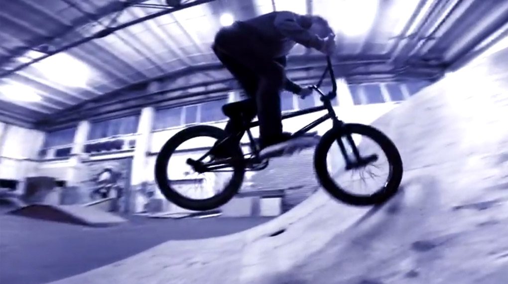 Balanceübungen vom Allerfeinsten: Die Metamorphose von Max Bergmann zum Flatland erreicht mit diesem ein neues Stadium.