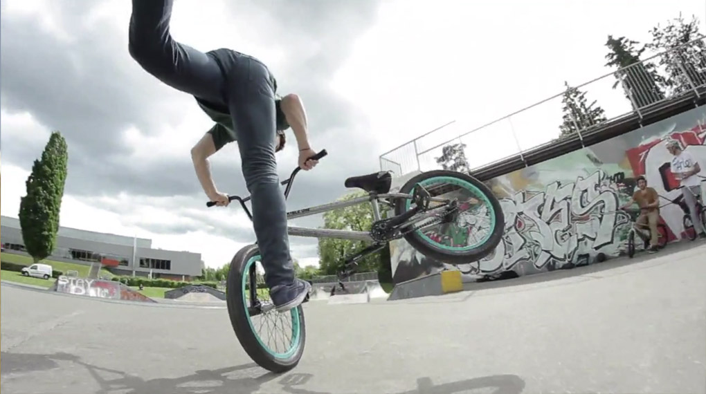 Kaum zu glauben, dass es bisher noch kein Webvideo vom Maxime Eichenbau gab. Doch das ändert sich nun glücklicherweise mit einem mittelschweren Paukenschlag.