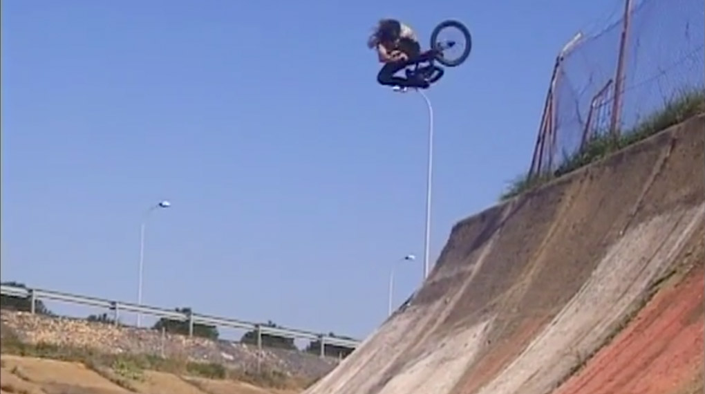 Raphael Jeroma-Williams macht einfach alle Tricks, von denen man sich schon seit Ewigkeiten drückt und liefert ein neues Knallervideo aus Spanien ab.