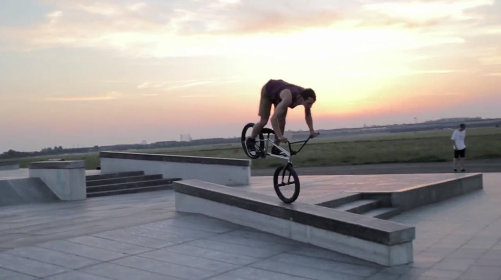 Zwar schon ein alter Hase, aber immer noch jede Menge Skills und smoothe Tricks. Der Part von Andrej Mitic in Ride with Friends überzeugt auf ganzer Linie.