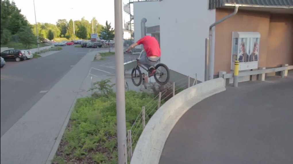 Im zweiten Teil des großen ride-with-Friends-Videos von Andrej Mitic gibt Chris Wolter sein Können zum Besten. Geballte Freecoaster-Action aus Magdeburg.