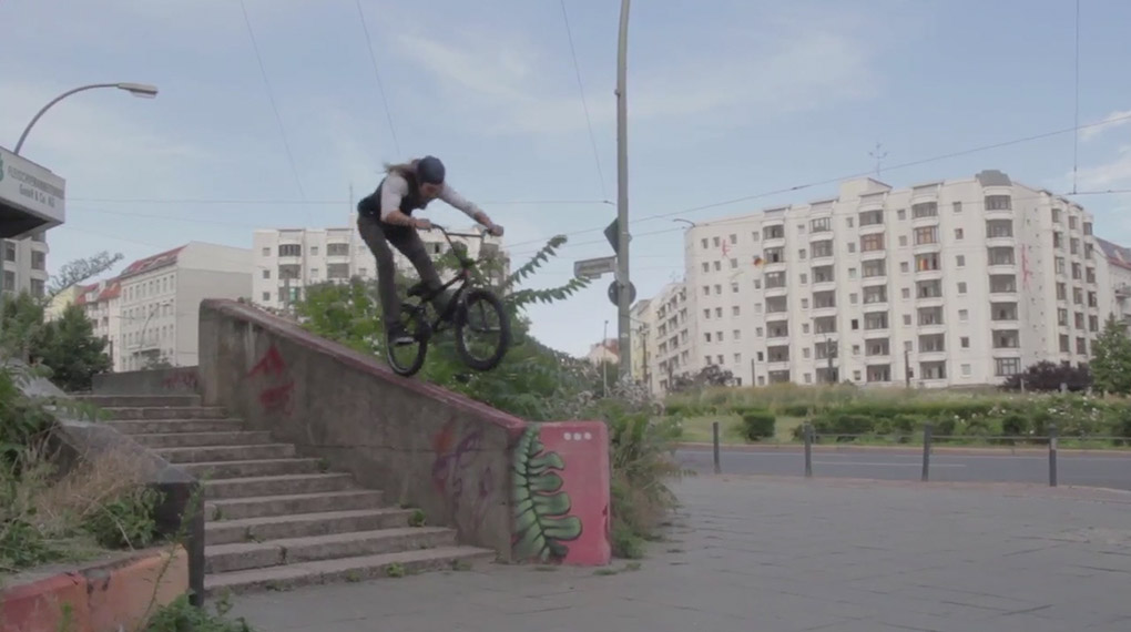 Im vierten Teil von Ride with Friends geben sich drei Australier die Ehre. Mit dabei sind Raphael Jeroma-Williams, Jerald vandervalk und Daniel Brady.