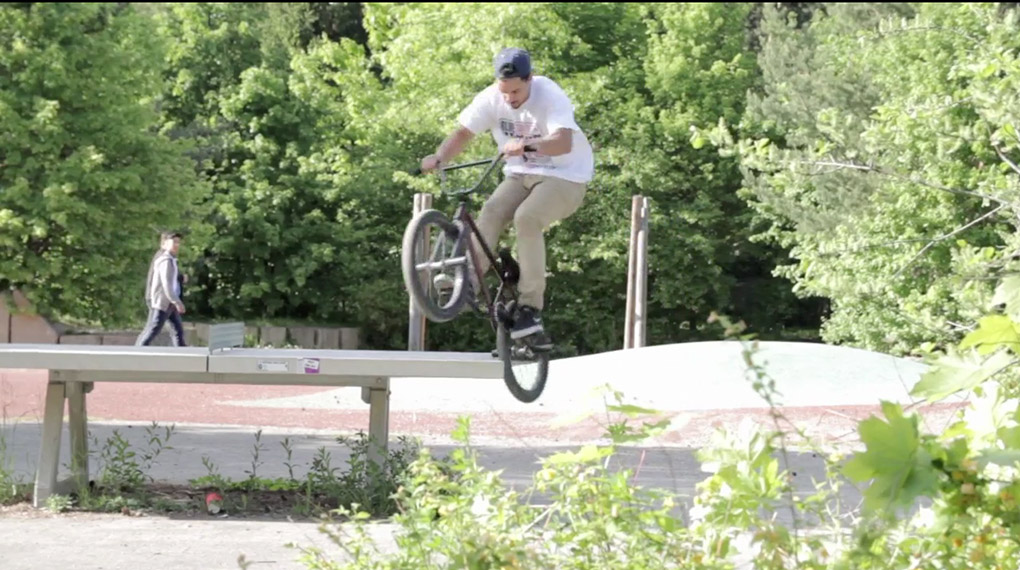 Im fünften Teil von Ride with Friends gibt sich Valentin Degen die Ehre und überzeugt durch stylische Moves, die oftmals mit einem Barspin garniert werden.