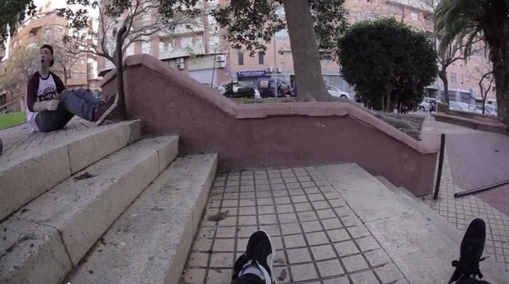 Zum Glück hatte Sam Jones beim Éclat-Trip nach Alicante seinen Schutzengel dabei. Dieser Clip wäre sonst sicher eine ganze Ecke unappetitlicher ausgefallen.