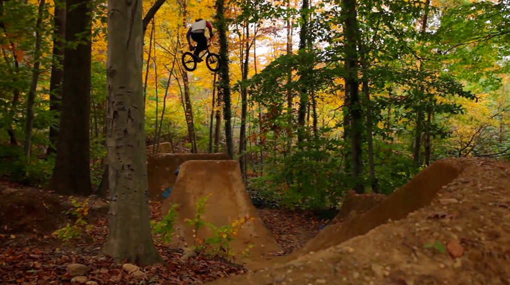 Shawn Real kennt die Trail-Etikette und dreht den Gashahn mächtig weit auf. Sein neuer Edit wurde ihm von der Fotografen-Legende Keith Terra gewidmet.